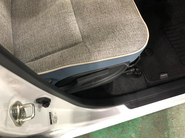 痛みの出やすい運転席シートの角、フロアマット、座面、ともに良好です