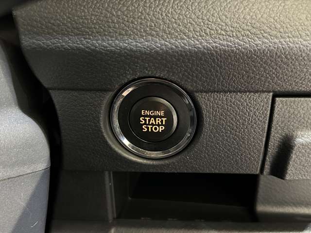 スマートキーです。プッシュボタンでエンジンをかけるタイプです。