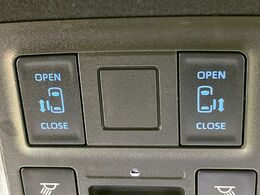 【両側パワースライドドア】スマートキーや運転席のスイッチで後席両側スライドドアの開閉が可能♪電動だから力を入れてドアを開ける必要が無く、小さなお子様でも簡単に開け閉めでき快適です♪