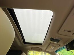【サンルーフ】開放感たっぷりの希少装備、サンルーフが装着されています！車内に明かりを取り入れたり景色を楽しむ以外にも、車内の空気も簡単に換気できて快適です！
