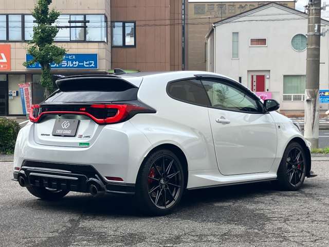 GRルーフスポイラー、GRリアバンパーが装着されており、迫力のあるリア周りとなっております！