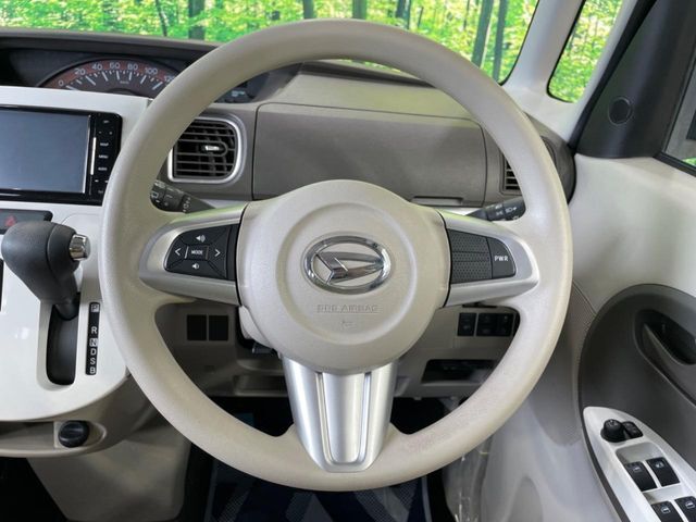 インテリアに合わせたデザインのステアリングは、運転される方のことも考え、運転しやすい形状、大きさです。是非一度、実際に触ってお確かめください。