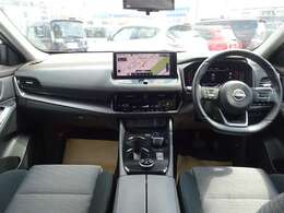 ◆内装/ブラック◆十分な広さの室内空間と優れた乗降性。スポーティなコックピットで、良好な操作性を実現します。