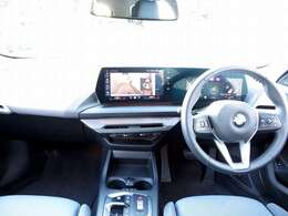 ◆インスツルメントパネルやインテリアトリムなどは、調和しなが洗練された室内を作り上げ、スイッチ類によって、優れた操作性をも実現。ドライバーの視線や動線を考え、人間工学に基づきデザインされています◆