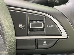 【アダプティブクルーズコントロール】高速道路での長距離走行が楽に！！自動で速度を保つクルーズコントロールが、衝突軽減システムと連携し、前方の車両を感知して車間を保つように速度調節してくれます！！