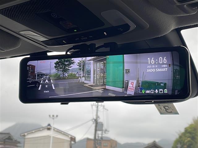 【デジタルルームミラー】車両後方カメラの映像をルームミラーに映すことが出来ます。 そのため、後席に人や荷物があって後方が見えづらい場合でもしっかり視界を確保することが出来ます。