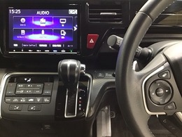 ホンダ純正メモリーナビ搭載なので、遠方へのドライブもお任せ下さい！ステアリング左手側にオーディオ関連のコントロールスイッチを配置しています。操作時は視線を逸らすことなく運転に集中できます