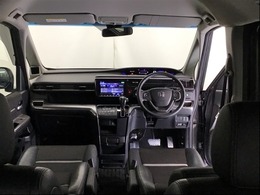 パーキングブレーキはフット式なので運転席と助手席の間はすっきり、移動も楽々です。さっと手が届く位置にATセレクトレバーやエアコンスイッチなどがあり操作性に優れています