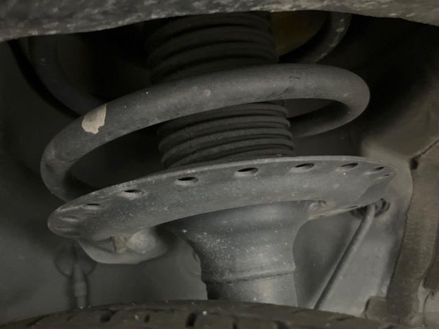 お車を安心してお乗りいただく為には、足回りの定期点検が欠かせません。サービスサポート（有償保証）では無料点検もご提供しており、安心のカーライフをお過ごしいただけるサポート体制が整っています。
