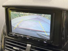 【バックカメラ】駐車時に後方がリアルタイム映像で確認できます。大型商業施設や立体駐車場での駐車時や、夜間のバック時に大活躍！運転スキルに関わらず、今や必須となった装備のひとつです！