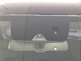 【三菱e-Assist】走行中に前方の車両等を認識し、衝突しそうな時は警報とブレーキで衝突回避と被害軽減をアシスト。より安全にドライブをお楽しみいただけます。