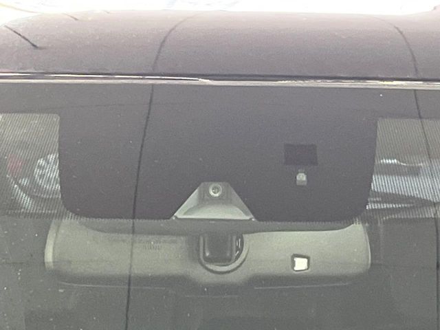 【三菱e-Assist】走行中に前方の車両等を認識し、衝突しそうな時は警報とブレーキで衝突回避と被害軽減をアシスト。より安全にドライブをお楽しみいただけます。