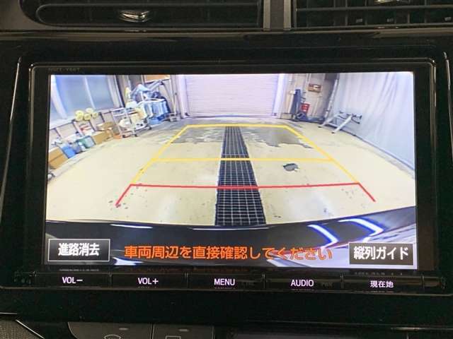 ディスプレイに後方の視界を表示し、車庫入れをサポート「距離目安線」「車幅延長線」およびステアリング操作に連動する「予想進路線」を画面に表示します。※必ず車両周辺の安全を直接確認してください。