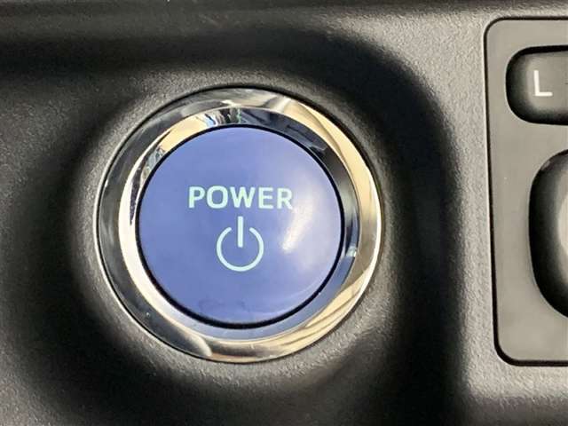 スマートキーをバッグやポケットに携帯していれば、キーを取り出すことなくドアの解錠・施錠ができます。ハイブリッドシステムの起動はブレーキを踏みながらパワースイッチを押すだけです。