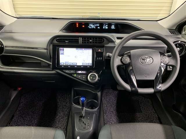 シンプルで操作しやすいインパネ周り、各操作スイッチは使いやすい位置に配置されています。