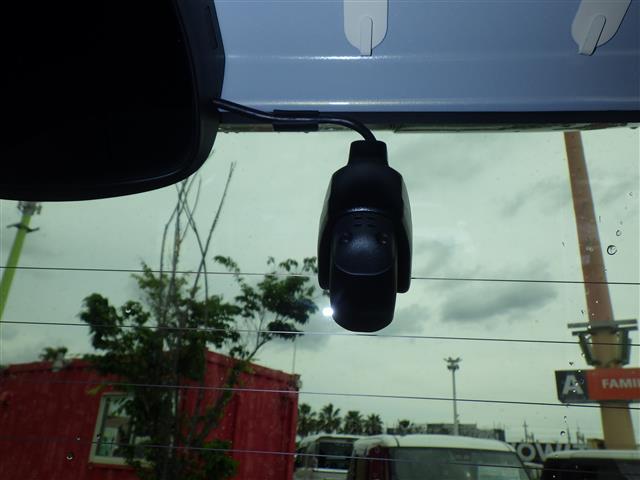 【ドライブレコーダー】映像・音声などの運転中の記録を残します。事故などを起こした起こされた時の証拠になりえますので、もしも時でも安心ですね。