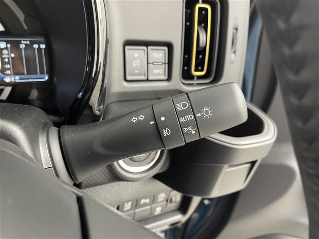 【オートライト（AUTO）】外の明るさをシステムが感知して、自動でヘッドライトが点灯します！ヘッドライトをつけ忘れを防ぐ便利機能です。