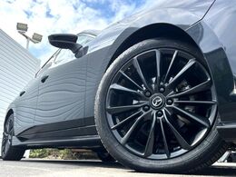 【純正オプションBBS製鍛造18インチアルミホイール】純正オプションホイールを装着。走行性能の向上に加え、外観もよりスタイリッシュになっています。