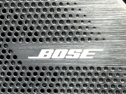 【BOSEサウンドシステム】メーカーオプションの高品位サウンドシステムを搭載。専用のチューニングが施された大小様々なスピーカーから良質なサウンドが奏でられ、臨場感あふれる音響空間を演出します。