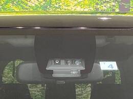 【トヨタセーフティセンス】走行中に前方の車両等を認識し、衝突しそうな時は警報とブレーキで衝突回避と被害軽減をアシスト。より安全にドライブをお楽しみいただけます。