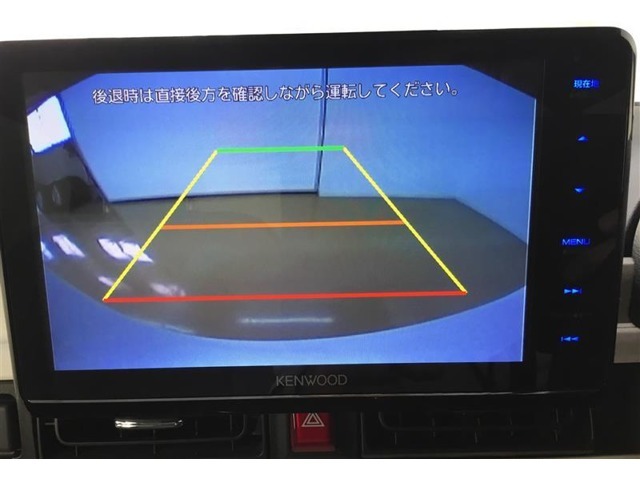後方の視界を確保するバックカメラを装備