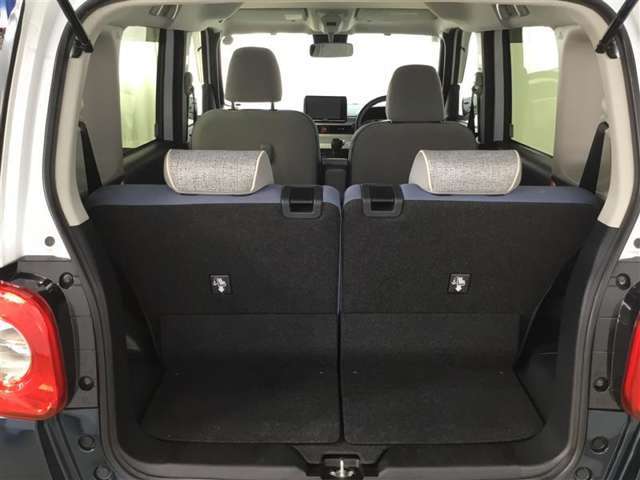 シートアレンジが多彩で、荷物の大小に応じてスペースを変えられる便利なお車です！