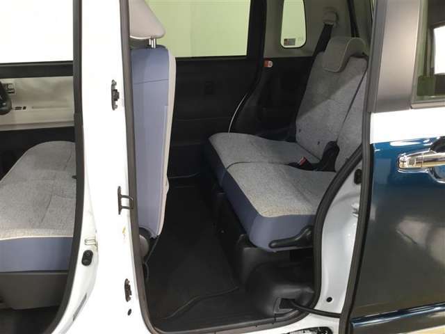 リヤシートは意外と広いスペースとなっています