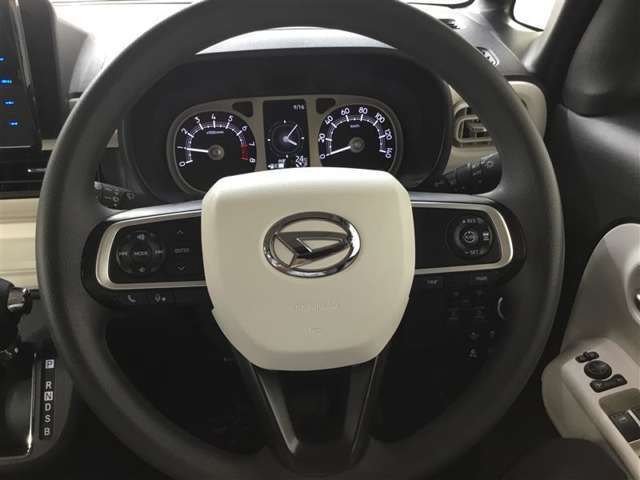 とっても見やすいメーターです。夜間時はラグジュアリーな気分にさせてくれる照明が魅力ですので、夜のドライブも楽しみになりますよ♪