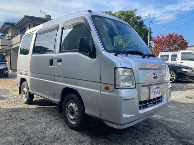 当店はかたくないアットホームな店舗に親子2代で元気に営業しております。鳥栖アウトレットモールからお車で約10分ほどの場所にございます。少しでも気になるお車がございましたら、お気軽にお立ち寄りください。