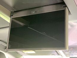 【フリップダウンモニター】家族や友人とお出かけする機会が多い方に大人気のフリップダウンモニター！大画面モニターで車内はエンタメ空間！退屈しがちな長距離ドライブも楽しい時間に変わります！