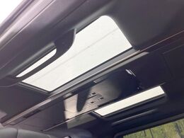 【ガラスルーフ】ガラスルーフ搭載で車内の解放感が一気にアップ！開放的なドライブをお楽しみいただけます。