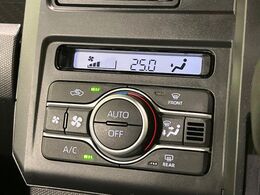 【オートエアコン】一度お好みの温度に設定すれば、車内の温度を検知し風量や温度を自動で調整。暑い…寒い…と何度もスイッチ操作をする必要はありません。快適な車内空間には必須の機能ですね♪