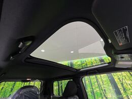 【ガラスルーフ】ガラスルーフ搭載で車内の解放感が一気にアップ！開放的なドライブをお楽しみいただけます。