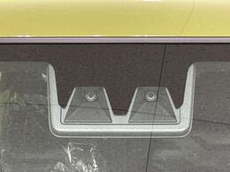 【スマートアシスト】走行中に前方の車両等を認識し、衝突しそうな時は警報とブレーキで衝突回避と被害軽減をアシスト。より安全にドライブをお楽しみいただけます。