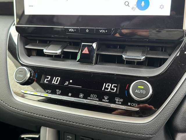 運転席周りのスイッチ類になります。様々な装備がついておりますので、ご不明な点があれば、いつでもお問い合わせお待ちしております。