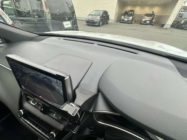 運転席周りのスイッチ類になります。様々な装備がついておりますので、ご不明な点があれば、いつでもお問い合わせお待ちしております。