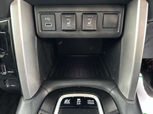 運転席周りのスイッチ類になります。様々な装備がついておりますので、ご不明な点があれば、いつでもお問い合わせお待ちしております。