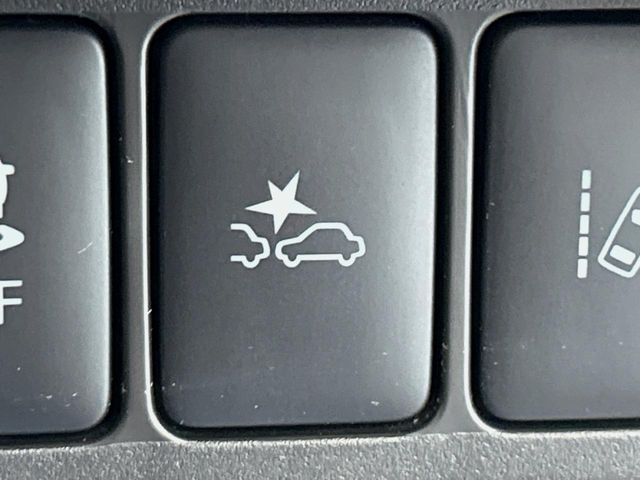 【エマージェンシーブレーキ】走行中に前方の車両等を認識し、衝突しそうな時は警報とブレーキで衝突回避と被害軽減をアシスト。より安全にドライブをお楽しみいただけます。