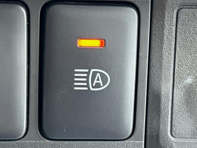 【オートライト】周りの明るさに応じて自動でヘッドライトの点灯・消灯ができる機能です！ライトの付け忘れ・消し忘れなどが無くなり、雨の日や夕方の走行も安心！トンネル通過時も便利ですね♪