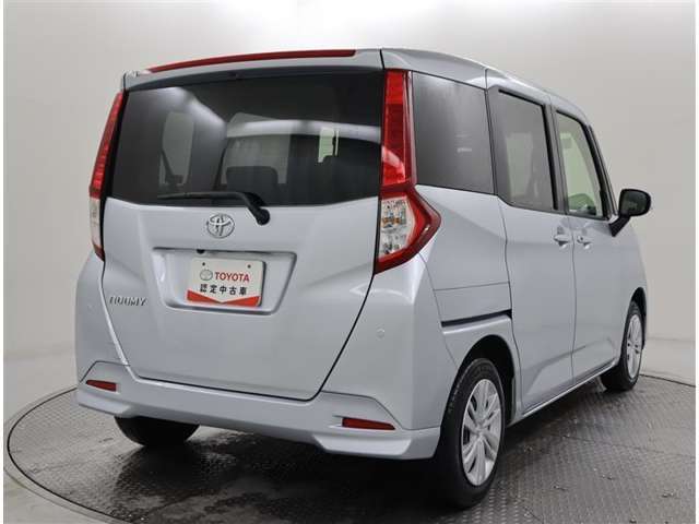 バックカメラが付いているので後方確認が非常にしやすいです。今や運転初心者も熟練者も必須装備！ついていて損はないですね♪