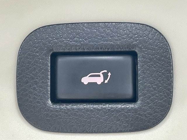 【電動リアゲート】装備しております。両手が塞がた状態からワンタッチでリアゲートを開閉出来る便利なオプションです。