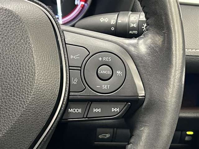 右側のステアリングスイッチではPCSやLTA、全車速追従型クルーズコントロールの設定操作などが出来ます！