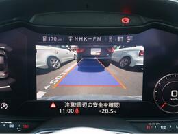 【リヤビューカメラ】車両後方の映像を映し出し、舵角に基づいて計算された経路を画面に示して駐車操作をサポートします。