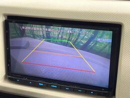 【バックカメラ】駐車時に後方がリアルタイム映像で確認できます。大型商業施設や立体駐車場での駐車時や、夜間のバック時に大活躍！運転スキルに関わらず、今や必須となった装備のひとつです！