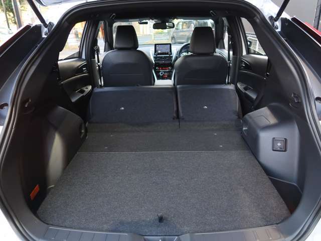 リヤシートは分割可倒式