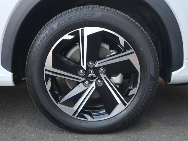 純正アルミホイールを装備　タイヤサイズは225/55R18インチ
