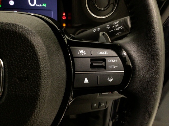 【アダプティブ・クルーズ・コントロール】予め設定した車速内でクルマが自動的に加減速。 前走車との適切な車間距離を維持しながら追従走行し、高速道路でのドライバーの疲労を軽減してくれる嬉しい機能付♪