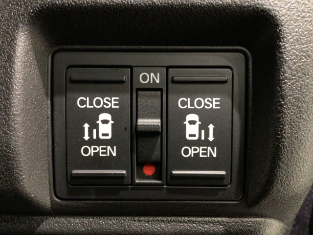 【両側パワースライドドア】両側がパワースライドドアになっており、運転席のスイッチやスマートキーでも開閉が可能です！開口部も広いので乗り降りも楽々♪