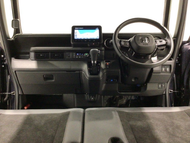【前方視界】開放的な前方視界！運転がしやすく疲れにくいです♪窓が大きく、見通しがとっても良いおクルマですよ♪