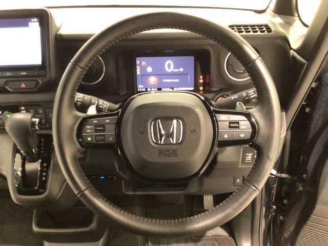 運転にかかわる様々な操作を安全に行えるように視点移動が少なく操作性に配慮されたスイッチ類が凝縮されたコクピットです。